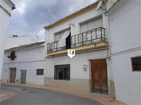 Cette maison de ville de 124 m2 construite avec 4 chambres est située dans le village populaire de Fuente-Tójar, dans la région de Cordoue, en Andalousie. Situé sur une rue calme et large, cette propriété est l'endroit idéal pour ceux qui aiment fair...