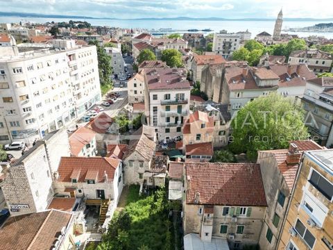 You have the opportunity to become the owner of one of the most desirable properties in the heart of Split. This house for reconstruction is not only a home, but also a ticket to life in one of the most sought-after locations, the advantages of which...
