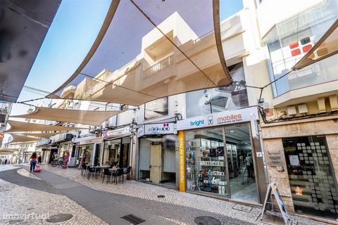 Loja no centro de Portimão Espaço comercial no Algarve Seja dono do seu próprio negócio em um local privilegiado de Portimão! Esta espaçosa loja, situada na rua do comércio, é uma oportunidade única de investimento. Com uma localização estratégica e ...