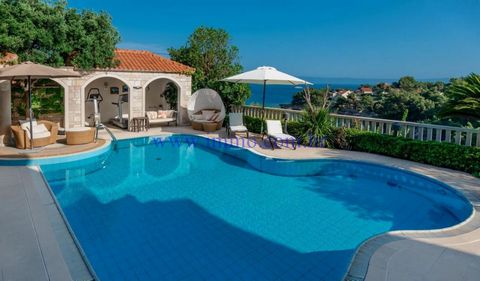 Zum Verkauf steht eine luxuriöse dreistöckige Villa in einer wunderschönen, sonnenverwöhnten Bucht auf der Ostseite der Insel Brač, nur wenige Schritte vom kristallklaren Meer und einem kleinen Kiesstrand entfernt. Die Villa hat eine Fläche von 450 m...