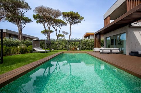 Située dans la prestigieuse Quinta da Marinha, à Cascais, cette villa contemporaine de 5 chambres offre une combinaison parfaite de confort et d'intimité. Cette résidence est située sur un généreux terrain de 1099 m2 au sein de la copropriété fermée ...