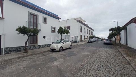 *PROPERTY OCCUPIED* NO POSSIBILITY OF VISITS. Excellent investment opportunity if what you are looking for is profitability and appreciation! 1 bedroom house with 67.6m2 with parking and storage on Rua D. Manuel I nº21, Mourão Property currently OCCU...