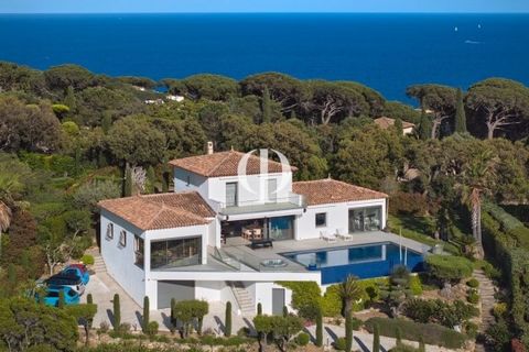 In the heart of a residential estate, renovated villa with modern amenities overlooking the Sainte-Maxime golf course. With a living area of 200 m², the villa offers spacious living room extended by a large terrace with infinity pool and jacuzzi, an ...
