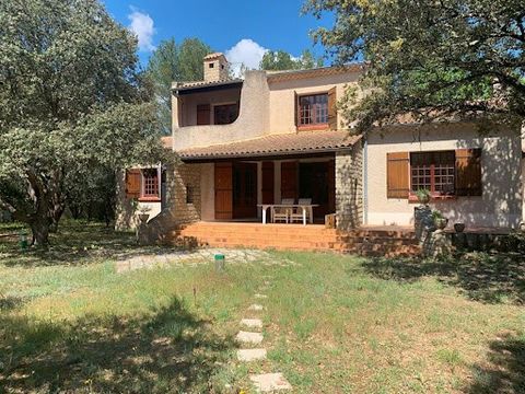 Pernes Les Fontaines. Beautiful property, on large wooded land of 7855m², stone barbecue. Garage. Close to shops and schools, habitable family house, plan some work for main residence or second home for holidays in our beautiful region. Ground floor:...