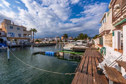 Tourist license! Renovated fisherman's house with 2 bedrooms, with berth 2.5x7m and parking space. The renovated fisherman's house with its 2 floors offers a very pleasant atmosphere, comfort and coziness in a small space. The house impresses with it...
