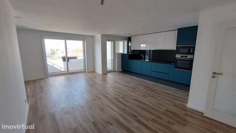 Apartment in the City Center of Vila do Conde Next to all services ( Finance, CTT, Library, Financial Institutions, Jardins Av. Julius Grace ) Fully refurbished with details of quality and excellence 2 Balconies ( North and West ) Panoramic views of ...