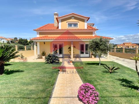 T3 single storey house with attic, located on a plot of 1835m2. The villa has two semi-equipped kitchens, two living rooms, 3 bedrooms, one of which is a suite with a closet and 2 more complete bathrooms, one with a hot tub. The main room is around 4...