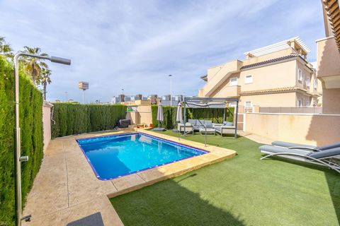 Presentamos un luminoso y espacioso apartamento con piscina privada en la ciudad de Torrevieja, en la zona de Los Altos, a solo 2 km del mar.Torrevieja es un popular pueblo turístico español y municipio en la provincia de Alicante, en la parte sur de...