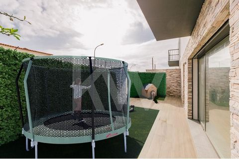 New house, with balcony and small garden, with parking area, in Rebelva - Carcavelos Fantastic villa, located in a small condominium with just 3 houses, in a contemporary style. It is arranged as follows: Floor 0: Entrance with small garden, large li...