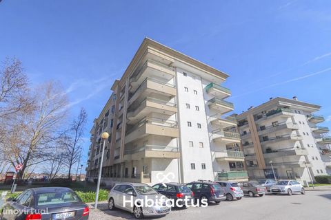 Apartamento T3 usado, localizado na Urbanização Vilabeira , na área de Repeses em Viseu, este espaçoso apartamento de três quartos oferece uma oportunidade única devido aos seus acabamentos de alta qualidade e generosas áreas. A sua localização privi...