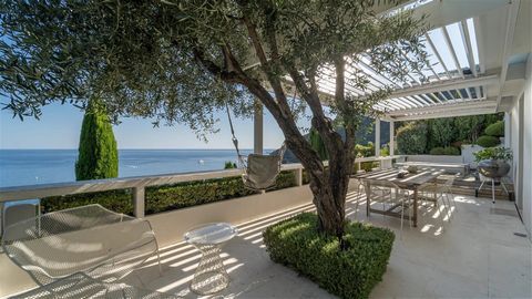 Summary This cozy villa sits in a quiet residential area, just a short walk from the beach. Recently renovated with high-quality materials, it is arranged over three levels, each offering stunning sea views from every room. Inside, you'll find an ent...