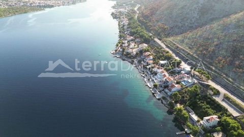 Dans les environs de Sibenik, à Sparadici, un penthouse au premier rang de la mer est à vendre. Il est situé au deuxième étage d’un nouveau bâtiment et offre une combinaison de confort, d’architecture attrayante et d’un excellent emplacement. La dist...