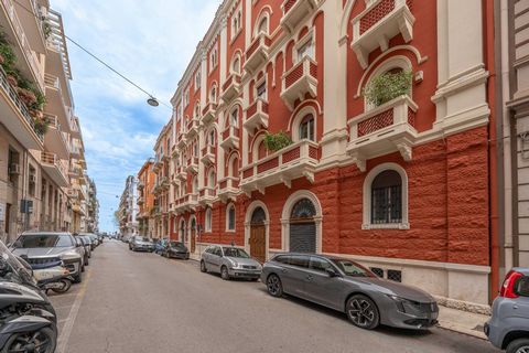 PUGLIA - BARI - MURAT - VIA DE NICOLO' In the heart of the Umberto district, a stone's throw from the seafront, in a splendid Art Deco building recently renovated and with scenographic lighting, we offer for sale a charming apartment renovated with q...