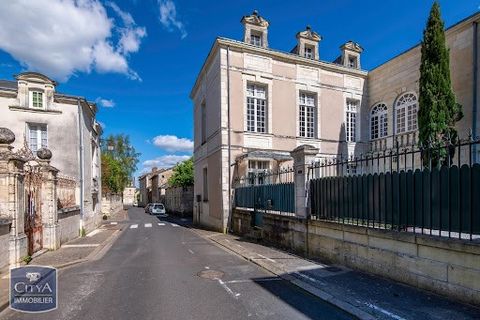 PRIVATE HOTEL 17th-18th centuries - LOUDUN town center (86) Your Citya Cadre Noir agency offers you in the heart of Loudun (86200), a magnificent mansion with 6 rooms and a surface area of ​​approximately 248 m². This very beautiful private mansion w...
