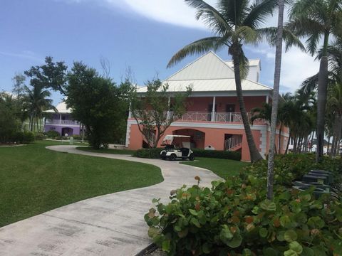 Esta exquisita suite junior, situada en West End, ofrece vistas al mar y a la piscina. La unidad se siente como un oasis del ajetreo y el bullicio de la vida. Una vez que entre en la comunidad cerrada de Old Bahama Bay, ahora se encuentra en un entor...