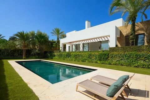 This luxury villa, located in the exclusive Green 10 are of Finca Cortesin Resort, offers an exceptional living experience. Set over two floors, it features contemporary architecture that blends perfectly with its verdant surroundings. On arrival, a ...