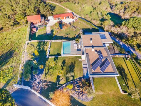 Located in Alcobaça. House T5 with two floors + Chalet T2, located in Alfeizerão (Alcobaça), with stunning views of the Bay of São Martinho do Porto and Serra dos Candeeiros, inserted in a property with 5000 m². Pool with Jacuzzi and Terrace Deck, 2 ...