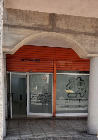 Great opportunity for commercial premises on a busy street a few meters from the center! Semi-new property, ready for your business, located in the St. Joan area of Vilanova i la Geltrú, with an area of 187 meters. It has a bathroom, porcelain stonew...