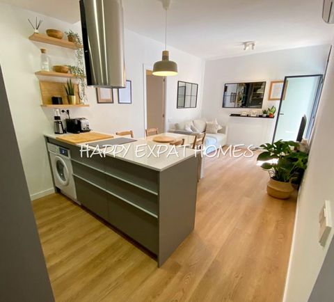 Ideal for investors: recently refurbished apartment in the heart of Sitges, transmitted with temporary rental contracts already reserved until June 2025, which means a guaranteed high return for the first year. It is accessed through the Oasis rounda...
