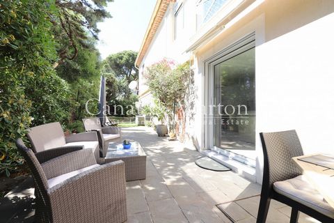 CANAT & WARTON Gulf of Saint Tropez, presents this large T3 on the ground floor completely renovated in Cavalaire. Ideally located 200 meters from the beach and close to shops, this completely renovated T3 is 77.76 m2 Carrez law with a terrace of 30 ...