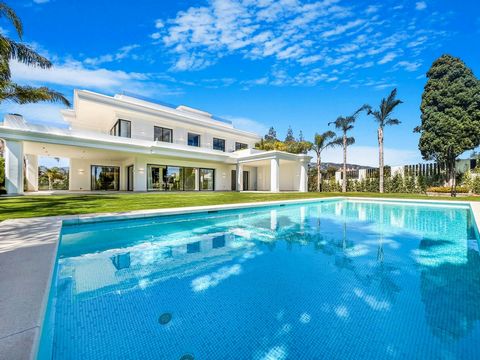 Located in Lomas de Marbella Club, a prestigious urbanization on the Golden Mile. It is a very quiet enclave with immediate access from the AP-7 motorway to all points of interest in the city and on the Costa del Sol. Privileged location, only 10 min...