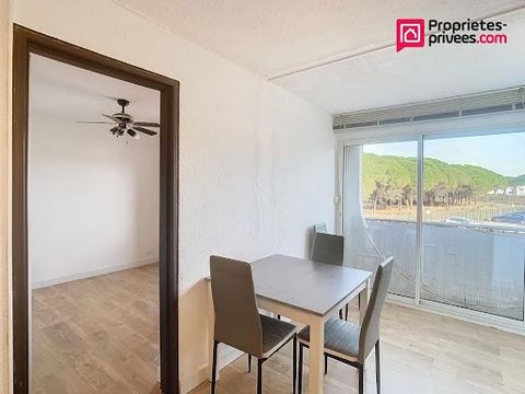 Beautiful apartment of 30 m² completely renovated with taste and quality materials, ideally located, 5 minutes walk from the beach, quiet, in the peaceful district of Couchant. Private and secure residence with parking space. It is composed as follow...