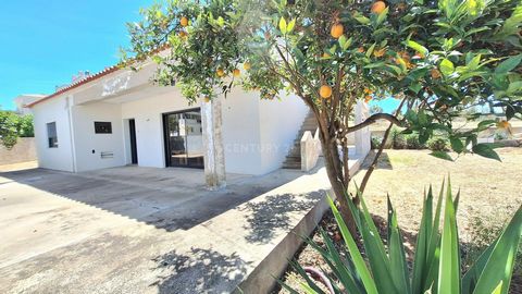 Detached single storey house in the center of Guia, Albufeira with 3 bedrooms on a plot of 700m2 and a useful area of 159m2. 3 bedrooms , one bedroom en suite , 2 bathrooms , living room with fireplace , equipped kitchen . Terrace at the top of the h...