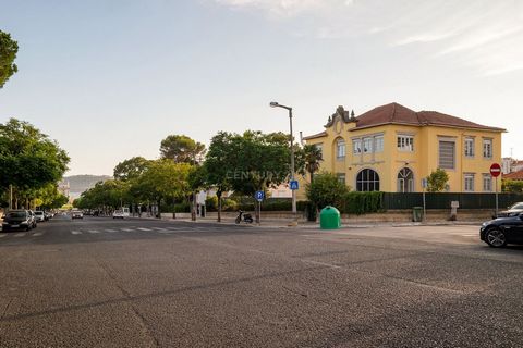 , ingevoegd in de mooiste Avenue van Belém, met de toren van Belém en de rivier de Taag als achtergrond, in een van de nobelste en meest exclusieve wijken van Lissabon, omringd door de belangrijkste ambassades over de hele wereld. Met 6 slaapkamers, ...