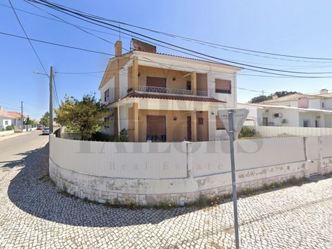 4 BEDROOM VILLA, DETACHED, WITH CORNER . Discover your dream corner in this elegant refuge located in the quiet town of Brejos de Azeitão. This spacious 2-storey detached villa offers the perfect balance of modern comfort and rural serenity, with a r...