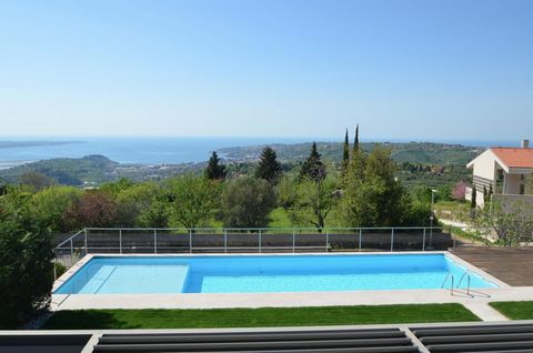 Nous sommes ravis de proposer à la vente une superbe villa moderne de 444 m², dotée d’une piscine et d’une vue magnifique sur la mer, située dans la charmante ville de Nožed, Portorož. Construite en 2008, la villa dispose d’un terrain bien entretenu ...