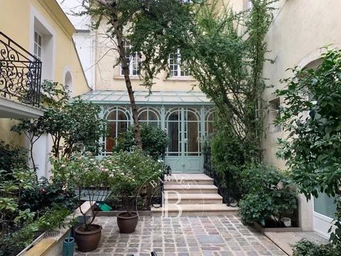 In de buurt van de Place des Vosges, op een zeer rustige plek, uniek en atypisch huis, met uitzonderlijke charme met tuin. Het omvat op de begane grond: Een slaapkamer met balkon, badkamer, toilet en kleedkamer. Een grote woonkamer met een oppervlakt...