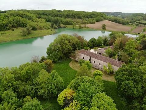 Gelegen aan de samenvloeiing van de Lot en Lot et Garonne, in de buurt van de typische dorpjes Tournon d Agenais en Montaigue en Quercy; Het omliggende landschap is heuvelachtig en het terrein is zacht; De kleine percelen met gewassen, samen met de o...