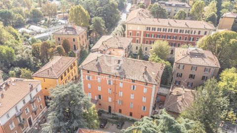 Bologna angrenzende Margherita-Gärten Über Castiglione 60 m2 - Garten - Neues Geschäft In unmittelbarer Nähe der Porta Castiglione steht eine 60 m2 große Wohnung zum Verkauf, die komplett renoviert wird. Es befindet sich im Erdgeschoss mit privatem G...