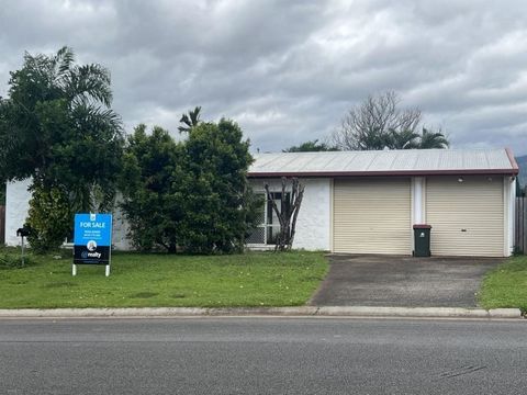 Positioned on 712M2 is this great size family home that just needs some loving and some handy work. Put a little in to gain a lot. Offering - Open plan living - 3 good sized bedrooms with built-ins - modern kitchen with ample new bench space - Separa...