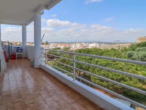 Deal Homes presents, 3 bedroom apartment, with very generous areas, inserted in the 3rd and last floor of building without elevator. Located within walking distance of numerous shops, services, the world renowned 'Praia da D. Ana', and the historic c...