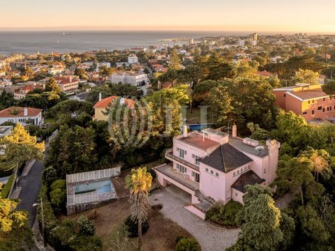 Maison F4+4 avec projet approuvé pour une rénovation totale, avec 532 m2 de surface de construction brute, jardin, piscine et grandes terrasses, sur un terrain de 1 944 m2, située dans un quartier prestigieux d'Estoril, Cascais. Actuellement, la mais...