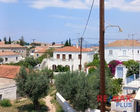 Spetses - Old Port. For sale by exclusive assignment plot of 237 sq.m. with a corresponding Building of 98.00 sq.m., an additional basement of 98 sq.m. and attic according to the building conditions and the of Spetses. It has a good orientation, open...