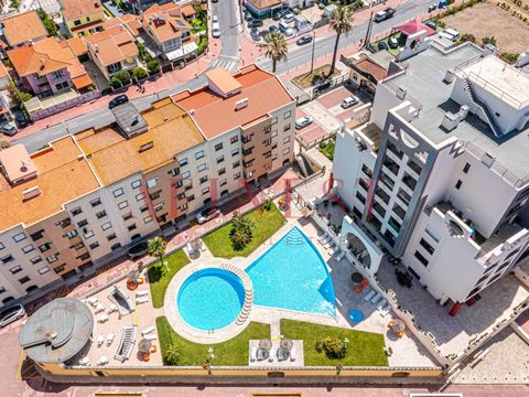 3-Zimmer-Wohnung im Zentrum von Charneca da Caparica in einer privaten Eigentumswohnung mit Swimmingpool, Fitnessraum und Grünflächen. Wohnung mit Garage und Abstellraum mit ausgezeichneten Bereichen und Oberflächen, bestehend aus den folgenden Unter...