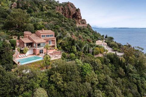 Eingebettet in einem gesicherten, sehr vertraulichen Bereich liegt diese Villa auf drei Ebenen und bietet einen bemerkenswerten Blick auf das Meer und das Esterelgebirge in Südlage. Großes Potenzial für Umbau und Modernisierung, 4 Schlafzimmer, Pool ...