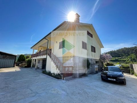 Detached house V6+1 of construction on the ground floor in stone and on the 1st floor in brick located in Prozelo, just 2km from the center of the village of Arcos de Valdevez. This villa has a gross area of 456m2 and consists of 6 bedrooms, 3 bathro...