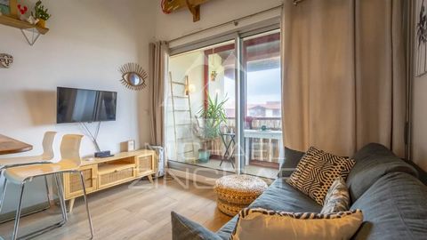 Located just a few metres from the beaches of Hossegor, this cosy flat is ideally placed for taking full advantage of the relaxed lifestyle of this renowned seaside resort. It is located in a secure residence, offering a peaceful and serene living en...