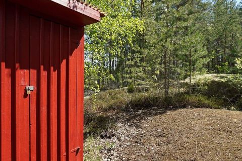In the Djupvik area you will find a holiday idyll where you can see Lake Mälaren beyond the trees. Enjoy the lovely surroundings around Djupvik that offer a fantastic nature, the proximity to Lake Mälaren and why not take the opportunity to visit Sto...