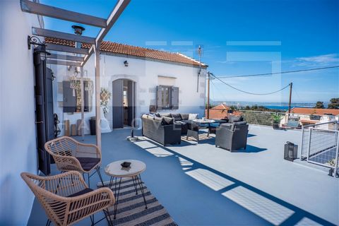 Esta villa perfeita para venda em Apokoronas, Chania Creta, está localizada na aldeia tradicional de Xerosterni. A moradia tem um espaço total de 218m2, assentando num terreno privado de 326m2. Desenvolve-se ao longo de 2 pisos e é composto por 4 qua...
