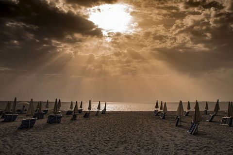 Dit prachtige appartement op Sardinië biedt een luxe vakantie op slechts enkele meters van het strand. Het is ideaal voor romantische uitstapjes met je partner. Hier aan de westkust van het eiland is er genoeg te doen. Je kunt deelnemen aan diverse g...