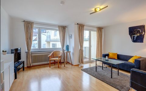 Diese sehr gut geschnittene 2-Zimmer-Wohnung (55 qm, 592 sqf) liegt in einem Mehrfamilienhaus mit 15 Parteien in einem der beliebtesten Stadtviertel Münchens – Schwabing-West. Die ebenso schöne wie gemütliche Wohnung wurde 2023/24 umfassend renoviert...