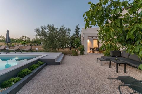 Kaiser Immobilien vous présente une villa meublée de manière moderne à quelques minutes en voiture de Zadar. Cette belle villa couvre une superficie de 190 m² sur un impressionnant terrain de 2000 m², avec la possibilité d’acheter 3000 m² supplémenta...