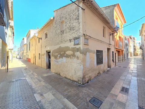 Tolle Einkaufsmöglichkeit in Gandia! Wir präsentieren dieses prächtige Haus zum Verkauf, das sich in der Nähe des Prado im Zentrum von Gandía, Valencia, befindet. Mit einer bebauten Fläche von 266m² bietet diese Immobilie Geräumigkeit und Komfort in ...