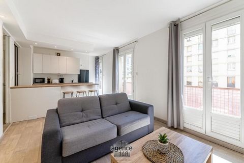 We offer for sale a spacious renovated and fully equipped T2 of 42m2 on the ground floor. Very bright, 3 large windows overlook the parking area in the living room. Ready for habitation, it has a large living room with kitchen area, a large bedroom, ...