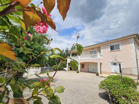 IN EXCLUSIVITY - Family house with beautiful volumes 139 m2 with a garage of 53m2 on a fully enclosed plot of 767m2 with a large courtyard, located on the heights with a panoramic view of the pilat. Its location is ideal, 20 minutes from Vienne, 45 m...