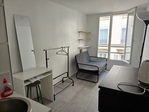 Métro Villiers, je vous présente un studio de 10m2 environ. Il se situe au 2ème étage sans ascenseur. Très lumineux, donne sur rue calme. Il offre un espace de vie, une douche et une petite kitchinette. Les toilettes sont sur le palier. Quartier très...